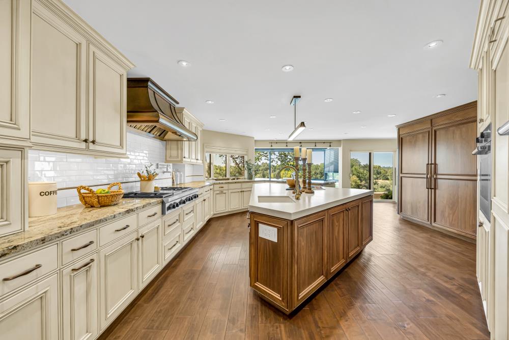 9801 Mira Del Rio Drive