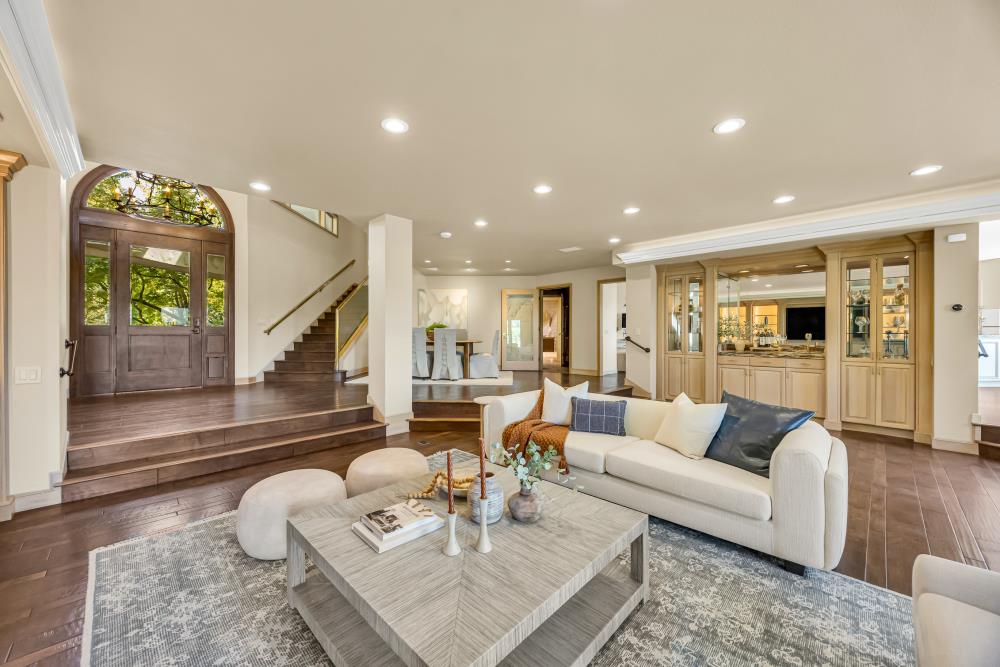 9801 Mira Del Rio Drive