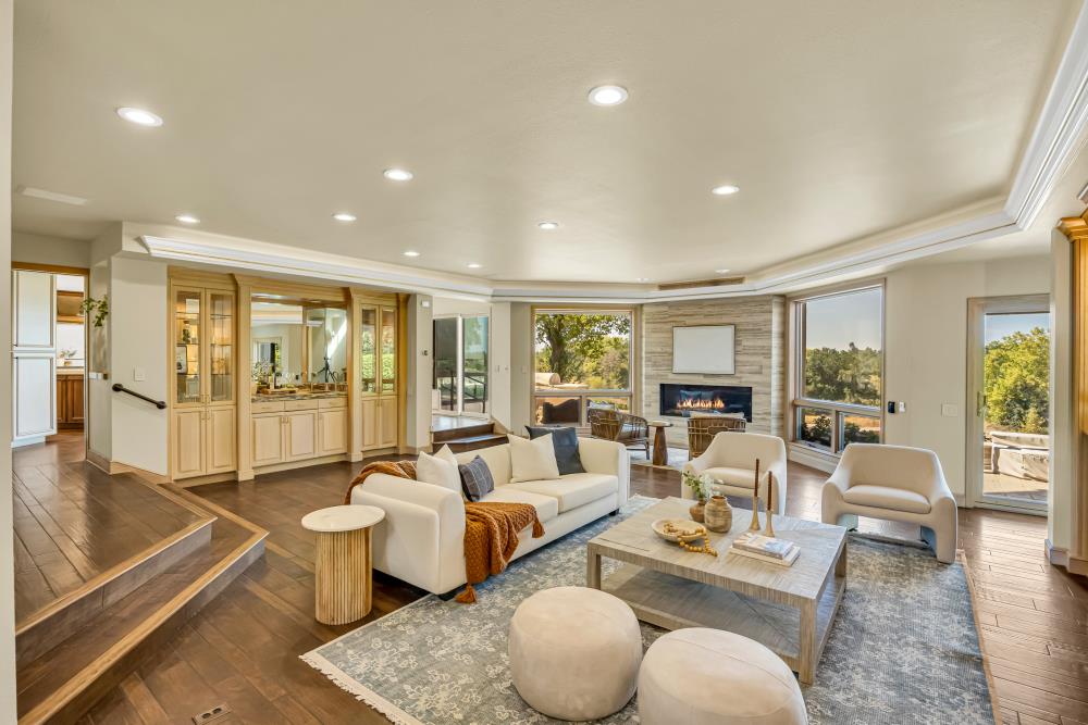 9801 Mira Del Rio Drive