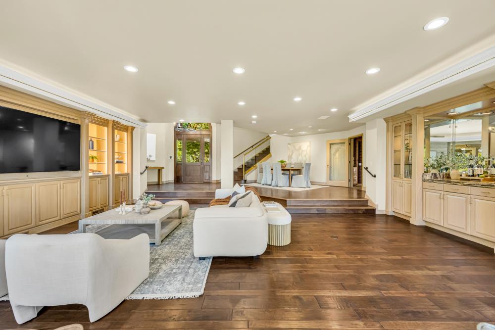 9801 Mira Del Rio Drive