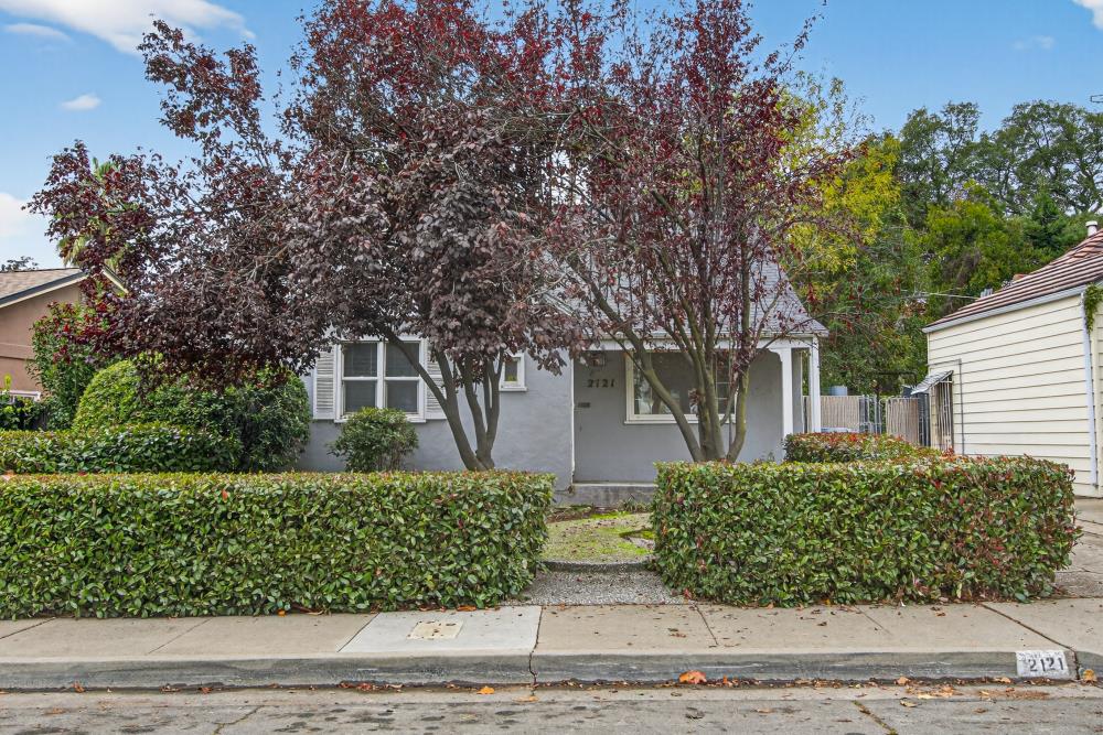 2121 Royal Oaks Drive