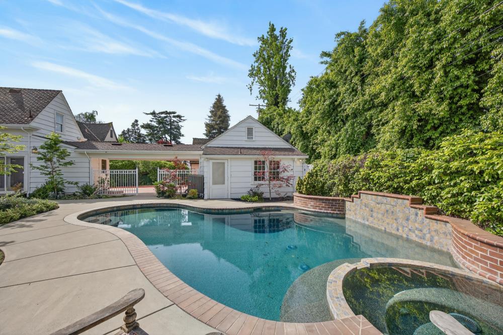 119 South Avena Avenue