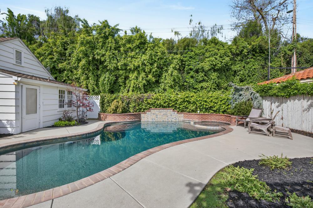 119 South Avena Avenue