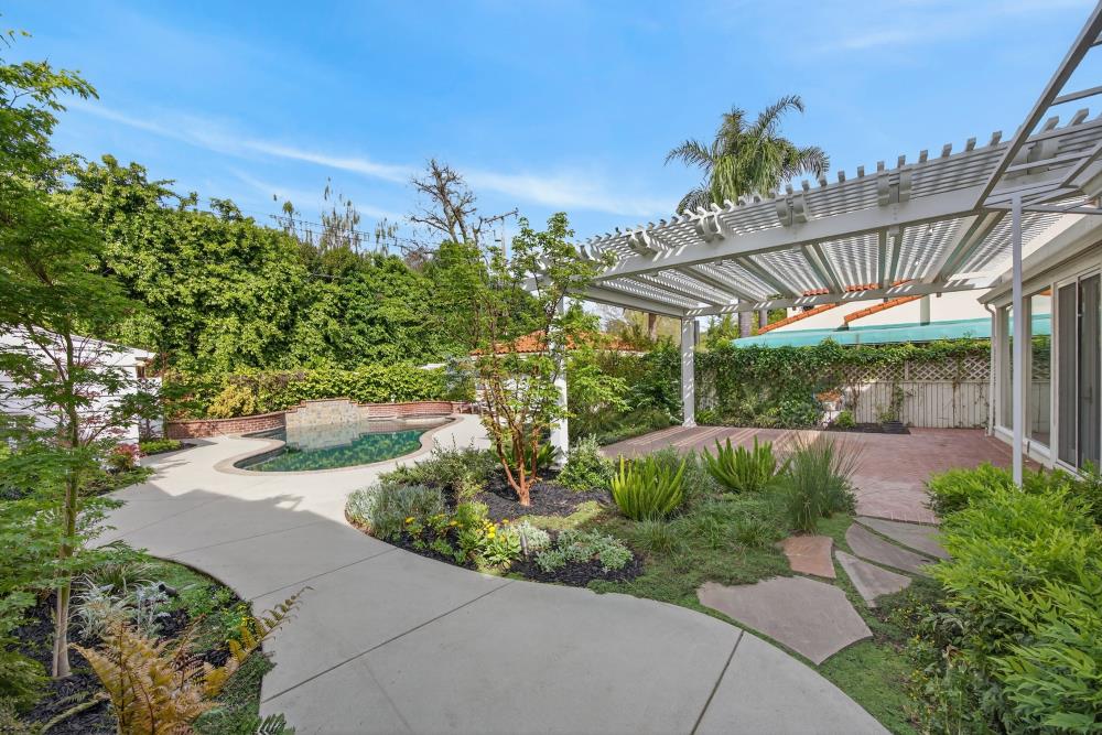 119 South Avena Avenue