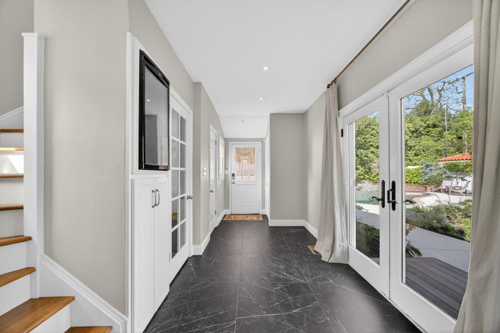 119 South Avena Avenue