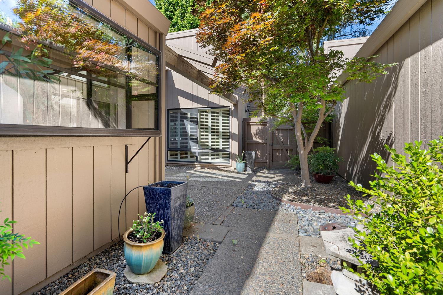 703 Dunbarton Circle