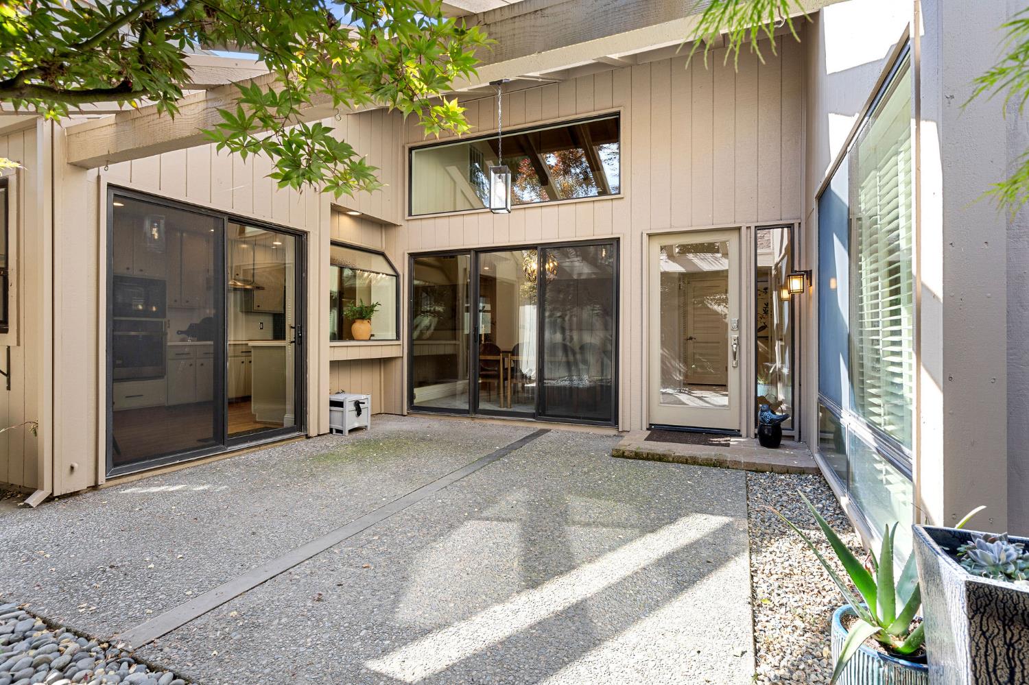 703 Dunbarton Circle