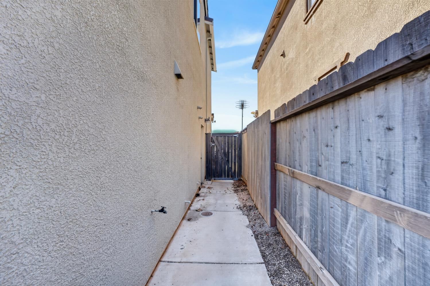 3863 Ivan Way