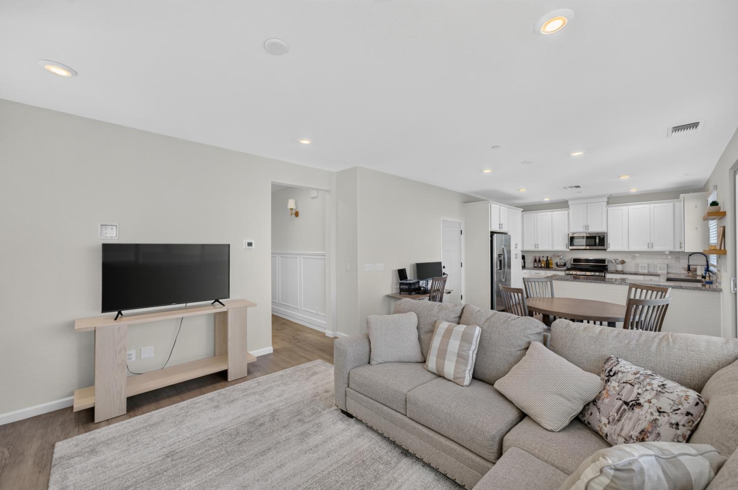 3863 Ivan Way