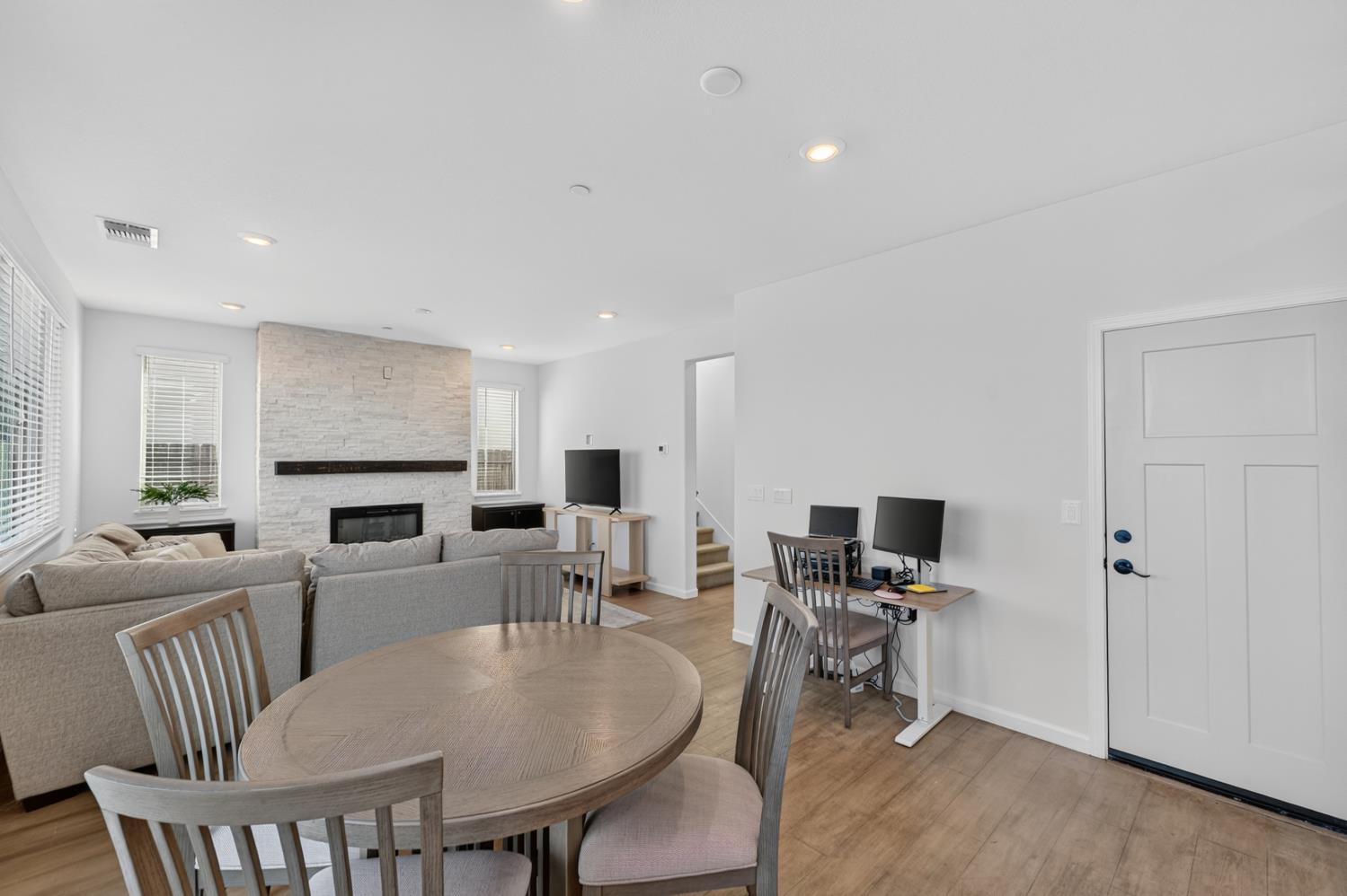 3863 Ivan Way