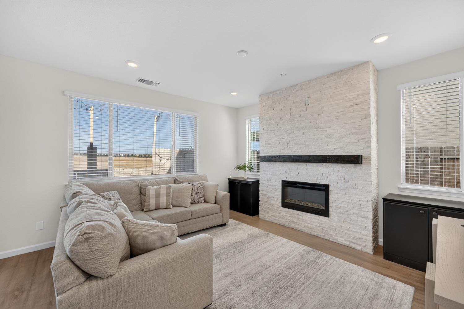 3863 Ivan Way