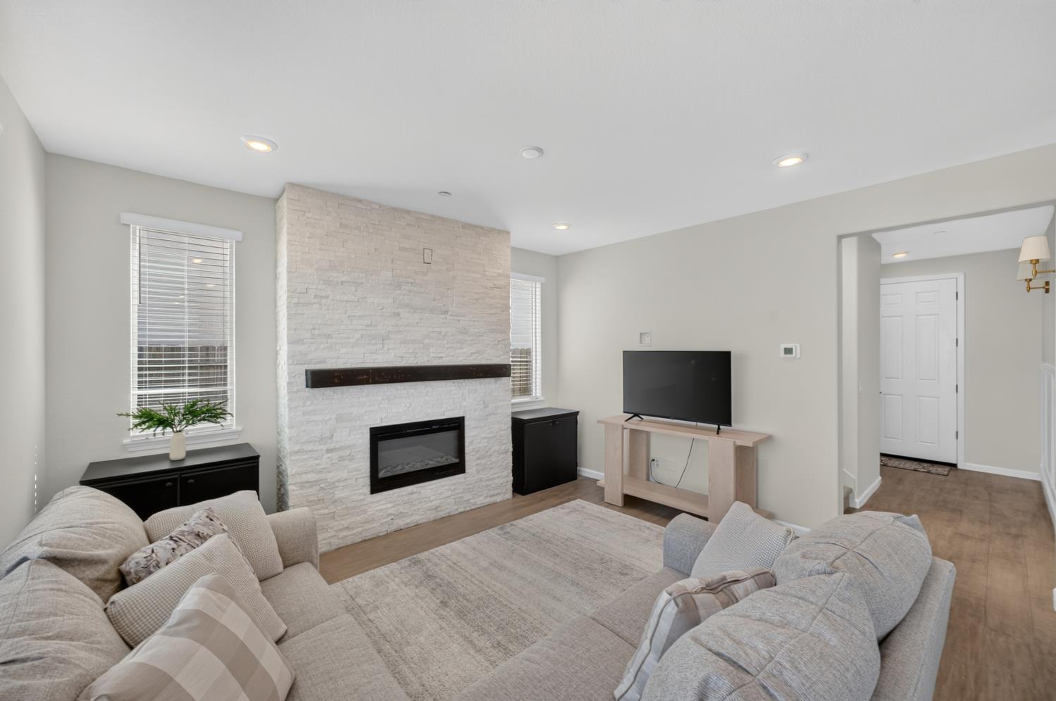 3863 Ivan Way