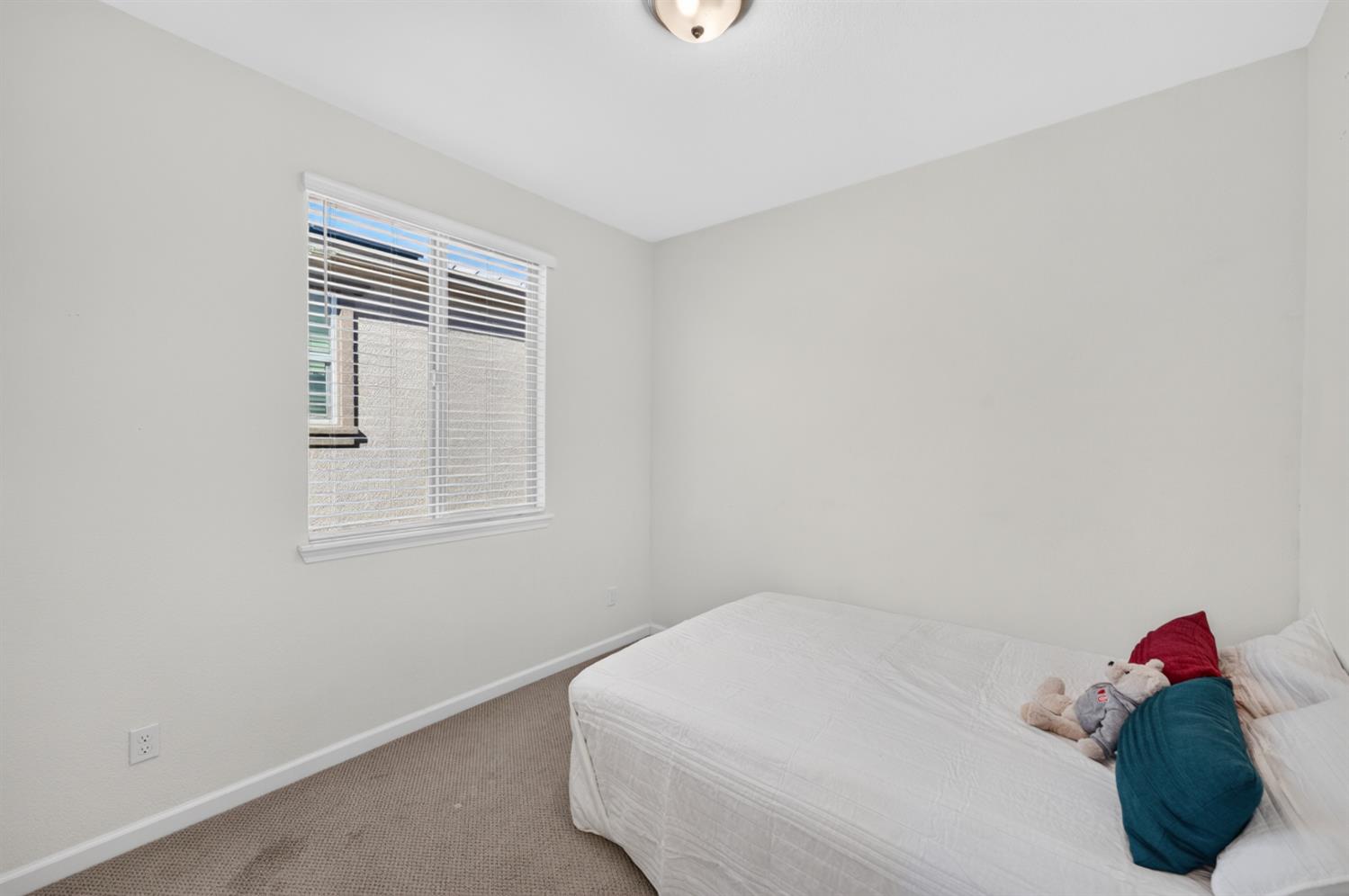 3863 Ivan Way