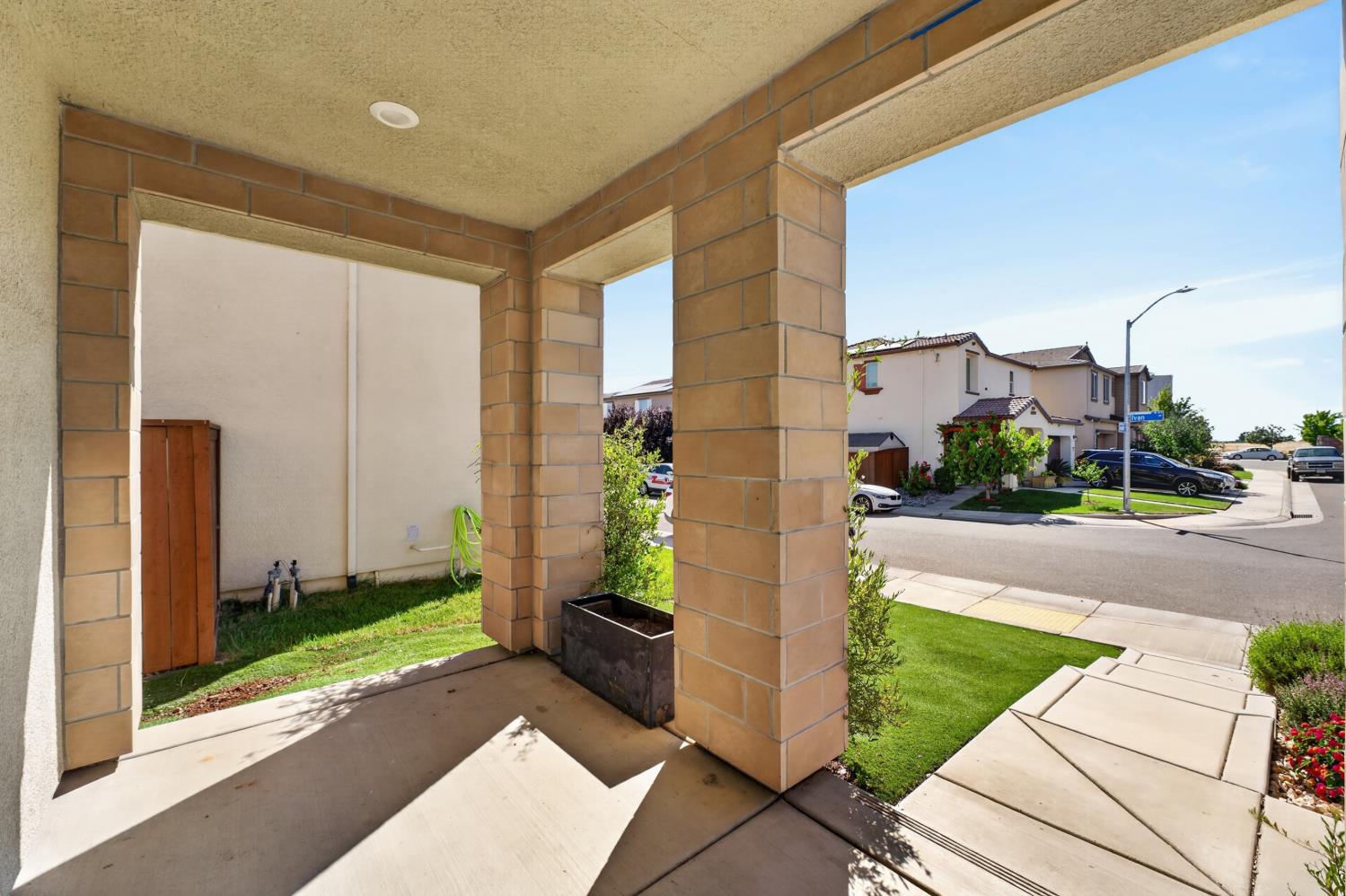 3863 Ivan Way
