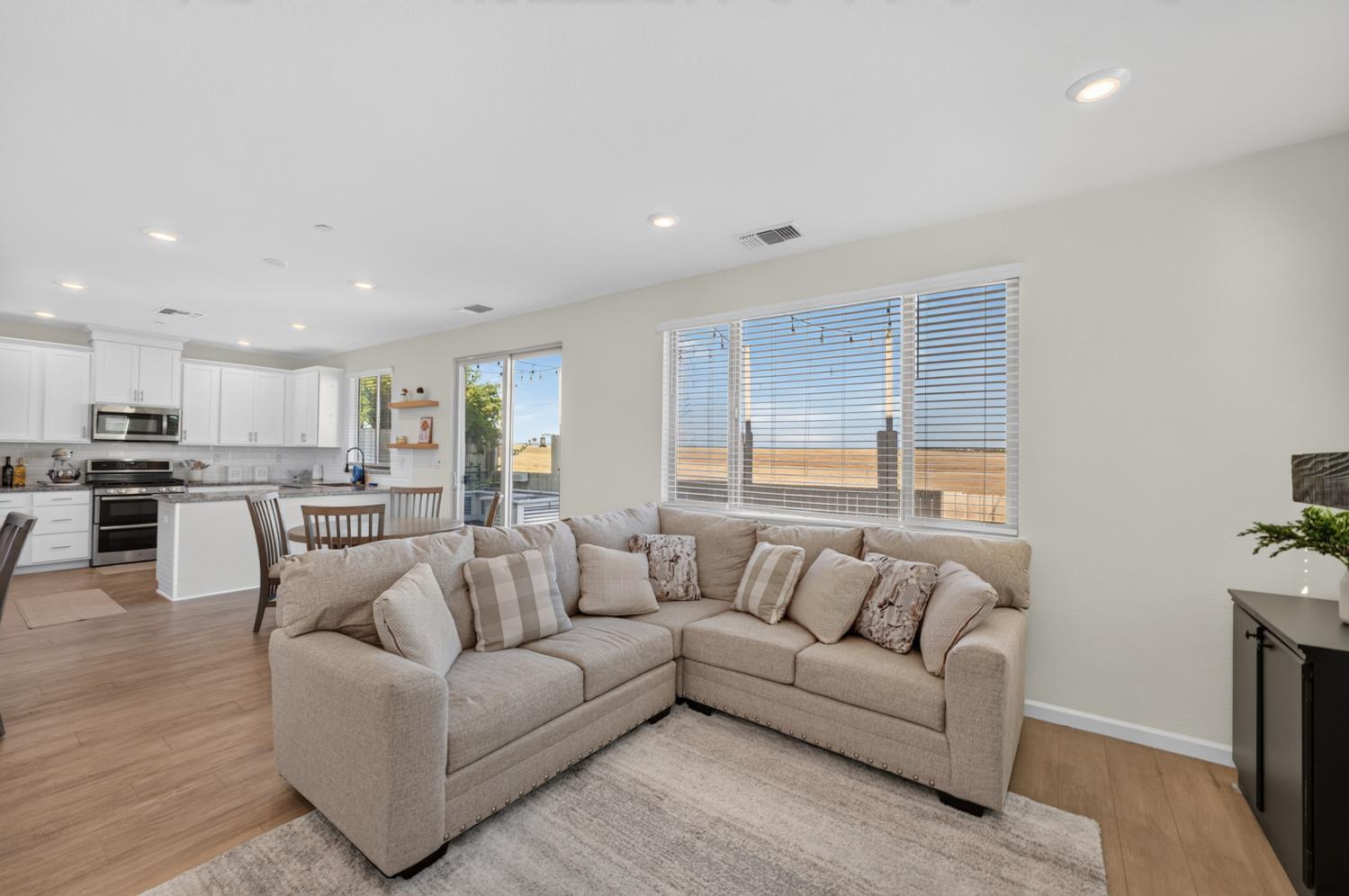 3863 Ivan Way