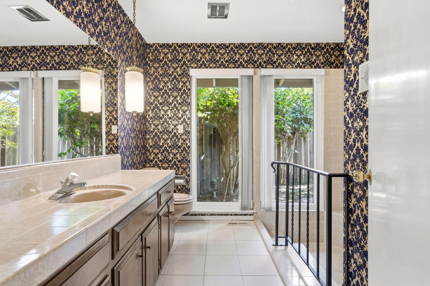 519 Grovesnor Court