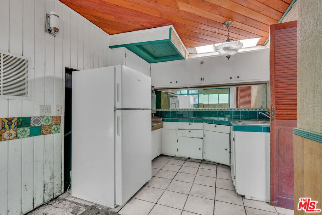 8879 Hollywood Hills Road