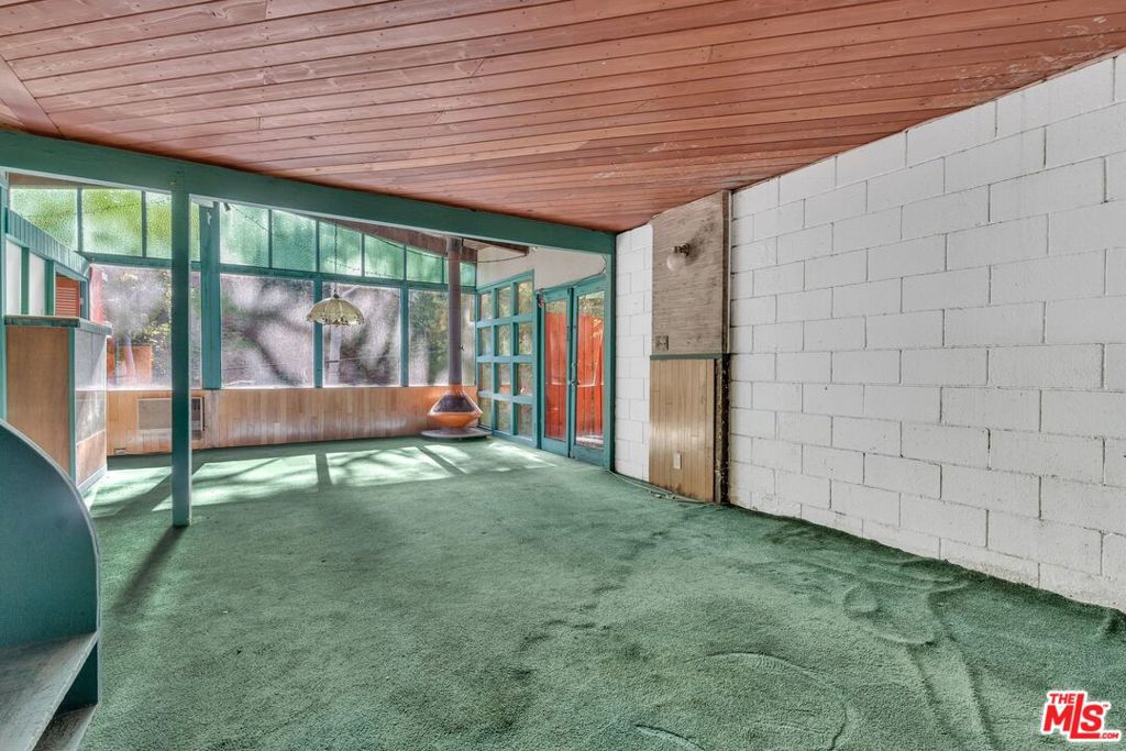 8879 Hollywood Hills Road