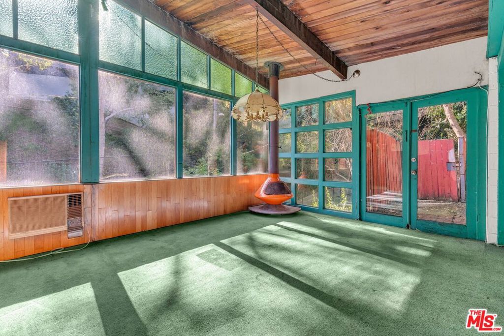 8879 Hollywood Hills Road