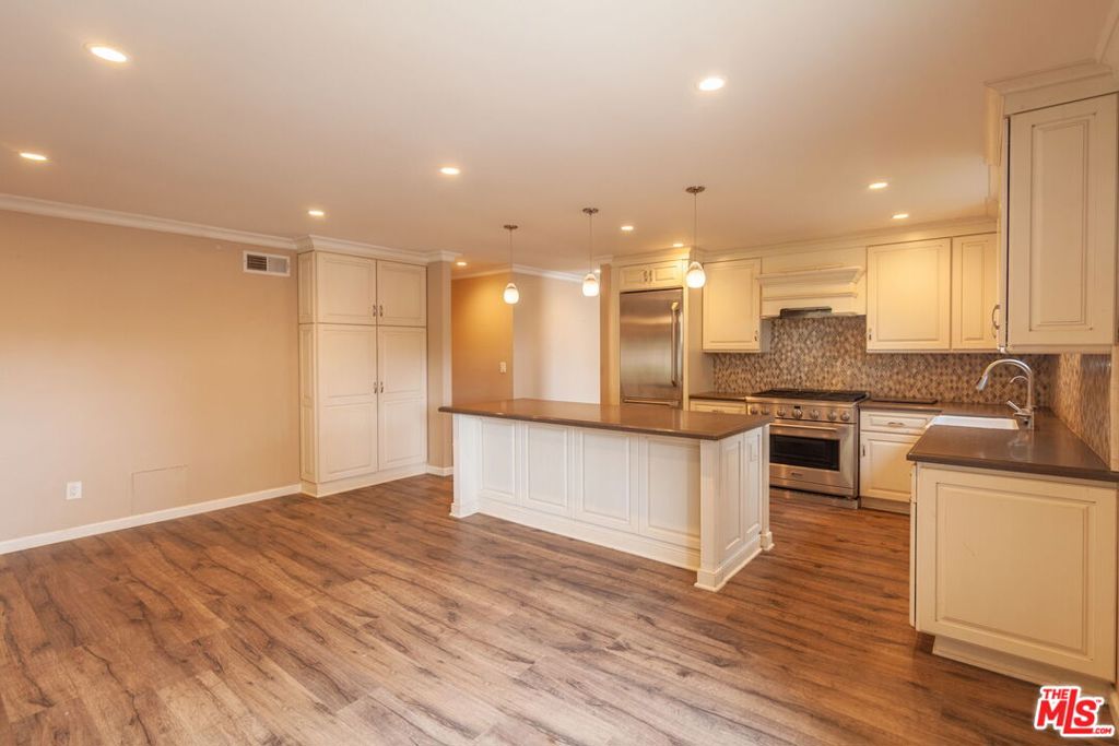 1400 Caddington Drive