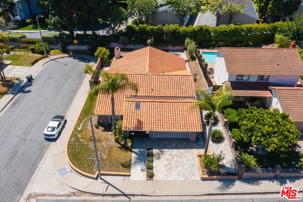 1400 Caddington Drive