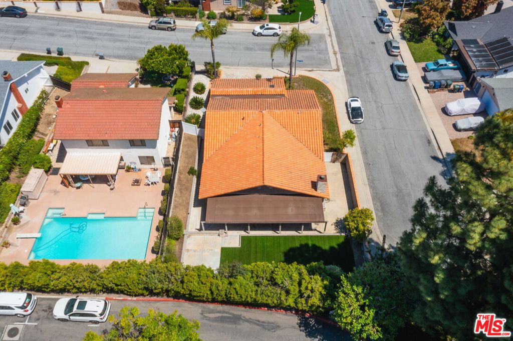 1400 Caddington Drive