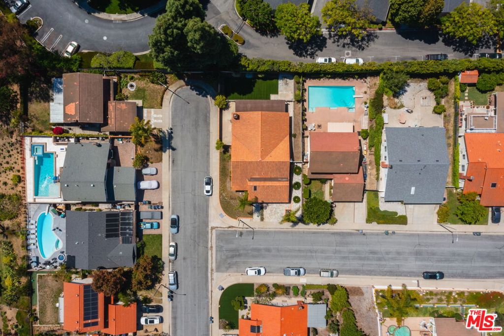 1400 Caddington Drive