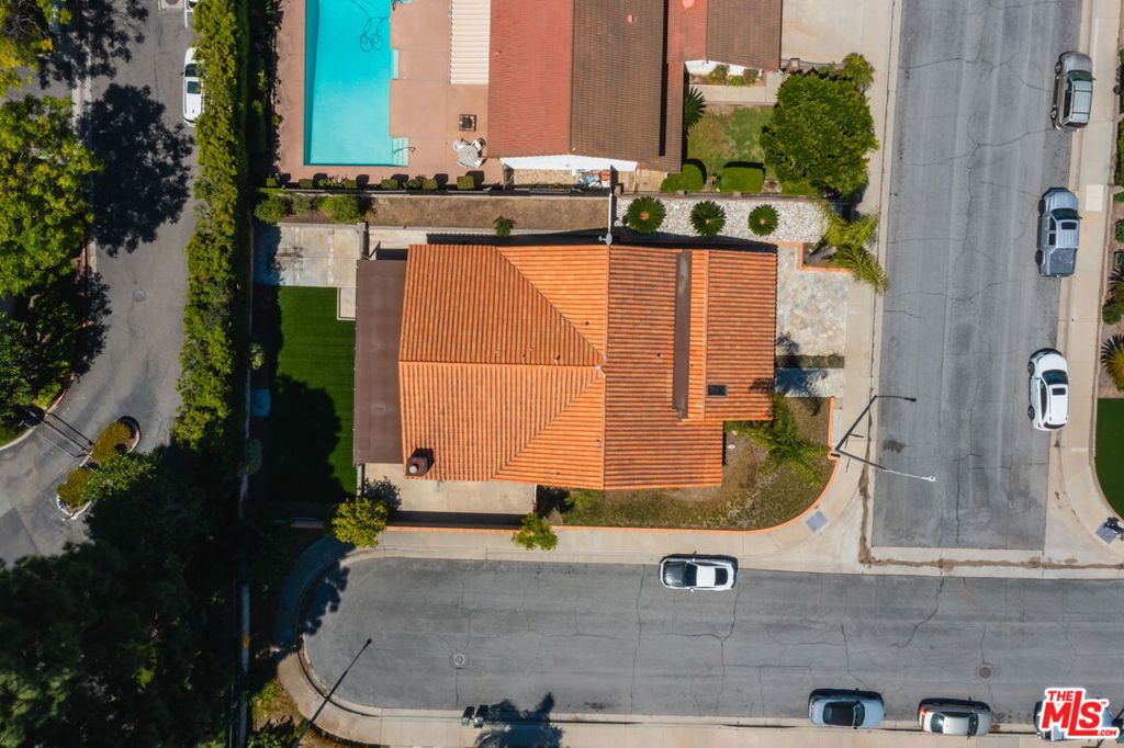 1400 Caddington Drive