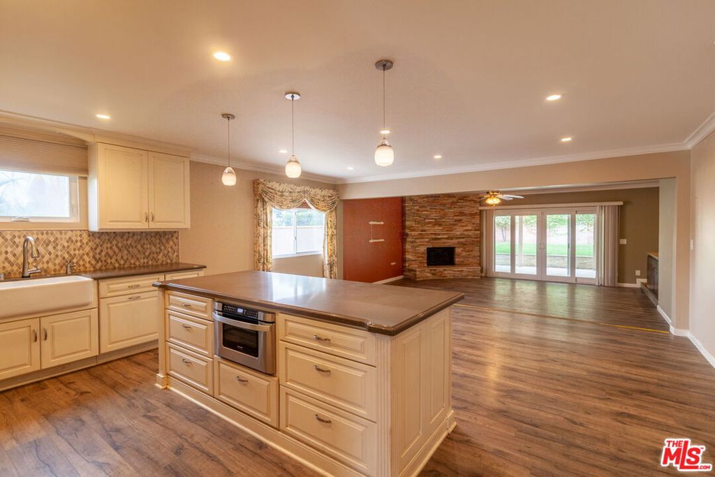 1400 Caddington Drive