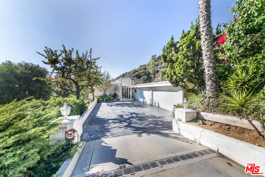 8900 Alto Cedro Drive