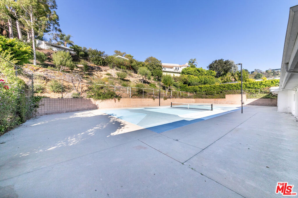 8900 Alto Cedro Drive