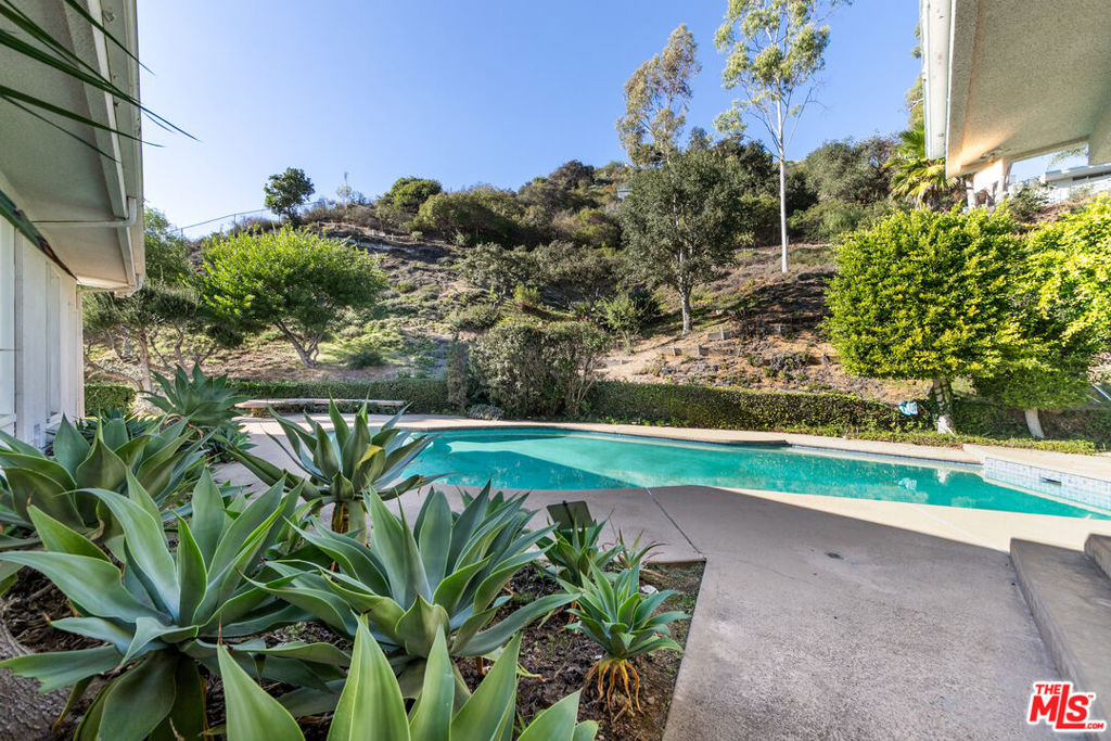 8900 Alto Cedro Drive