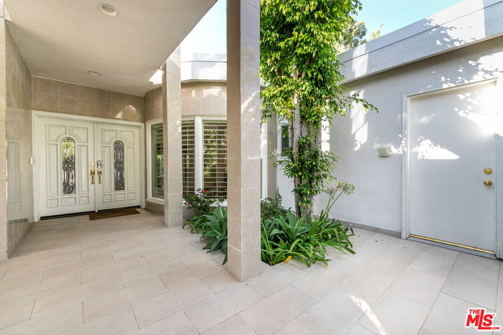 8900 Alto Cedro Drive