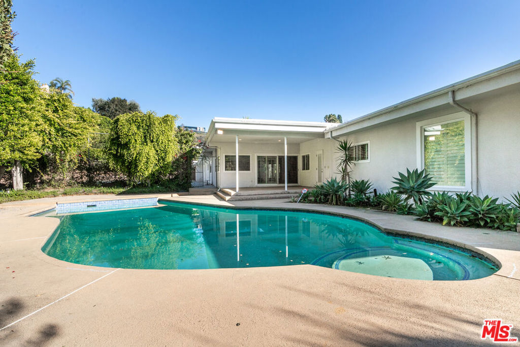 8900 Alto Cedro Drive