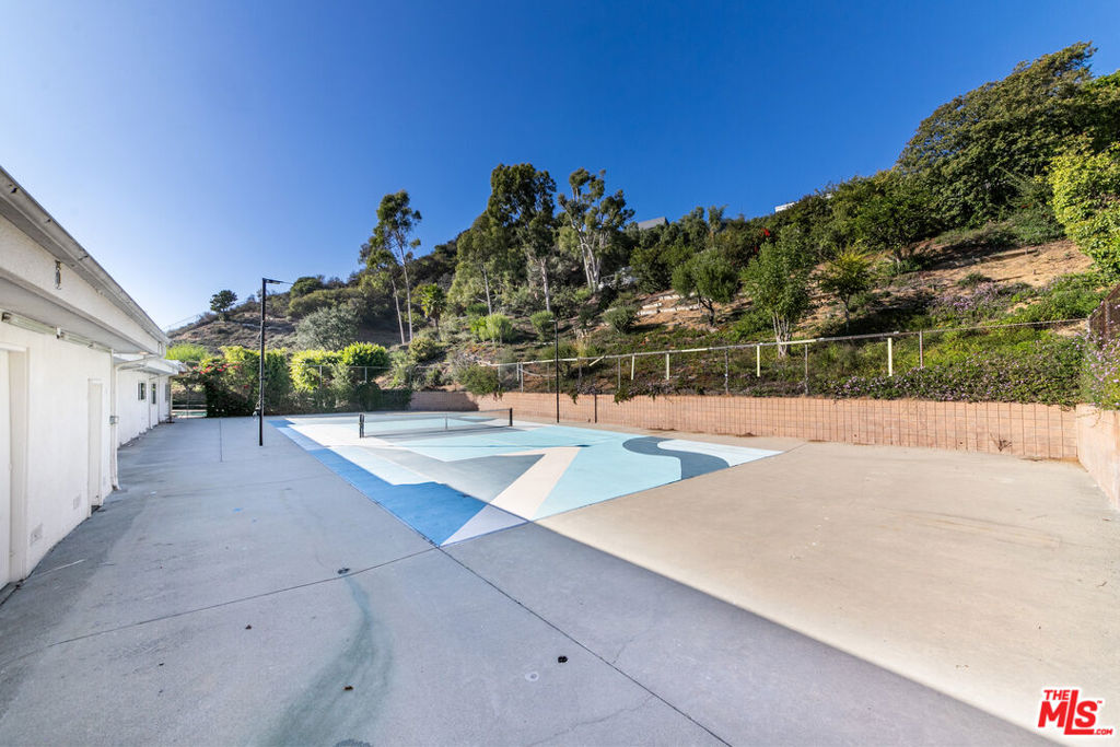 8900 Alto Cedro Drive
