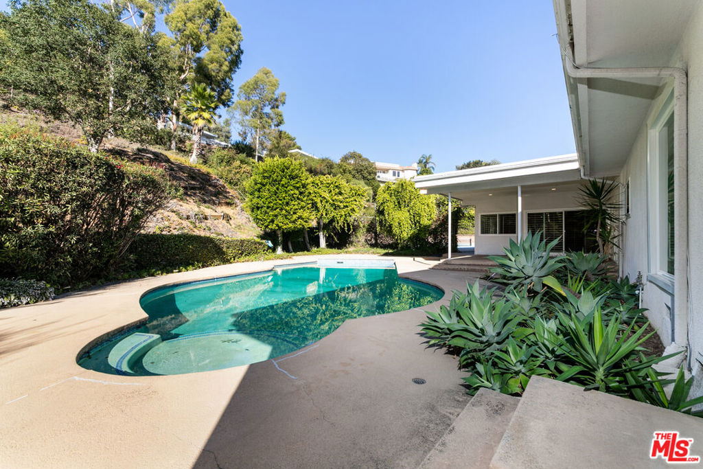 8900 Alto Cedro Drive