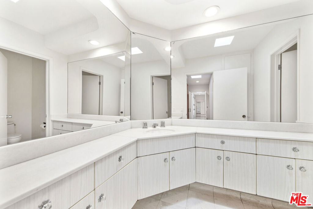 8900 Alto Cedro Drive