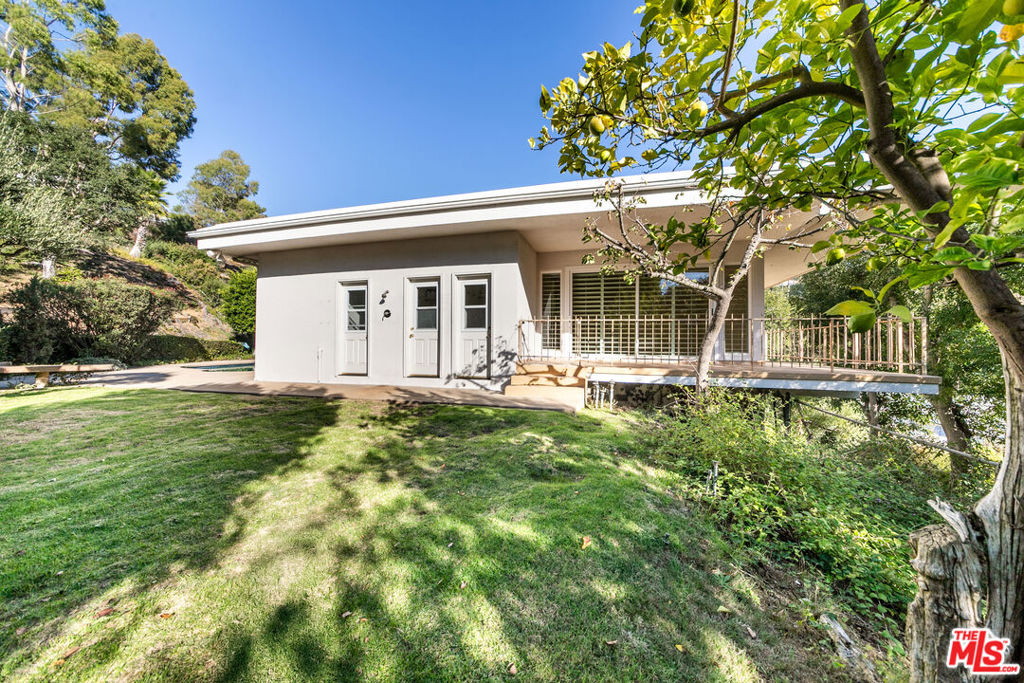 8900 Alto Cedro Drive