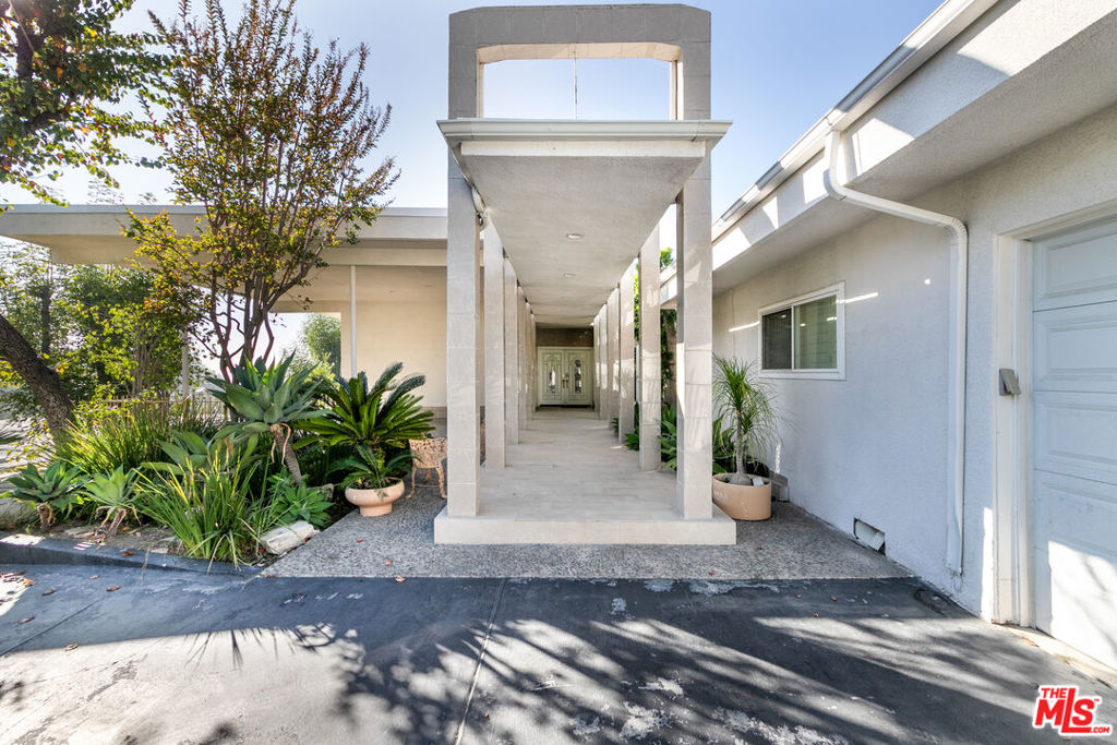 8900 Alto Cedro Drive