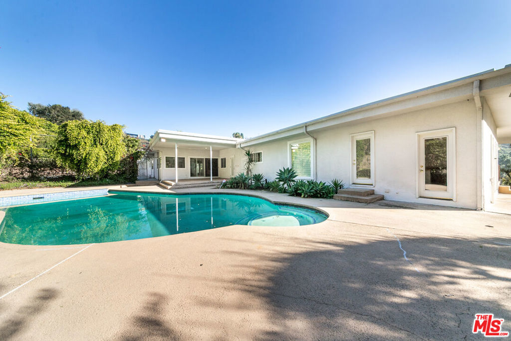 8900 Alto Cedro Drive