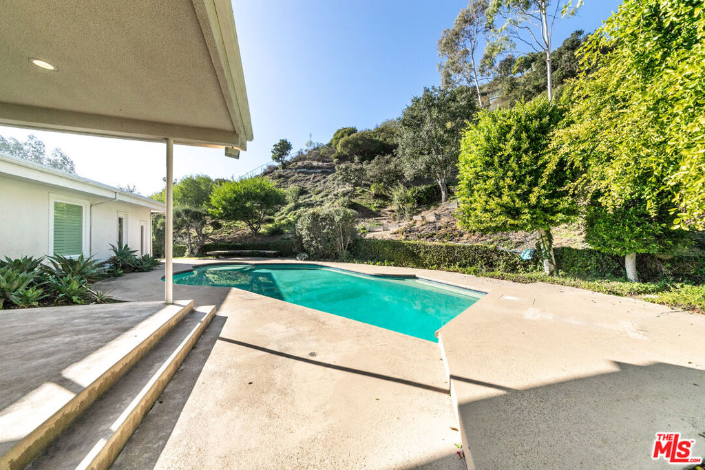 8900 Alto Cedro Drive