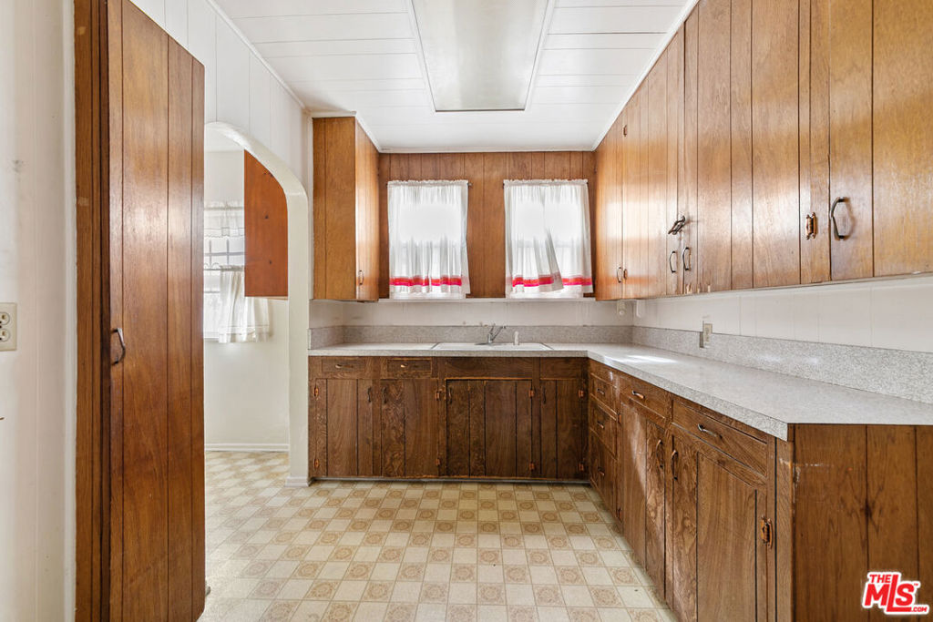 1738 Redcliff Street