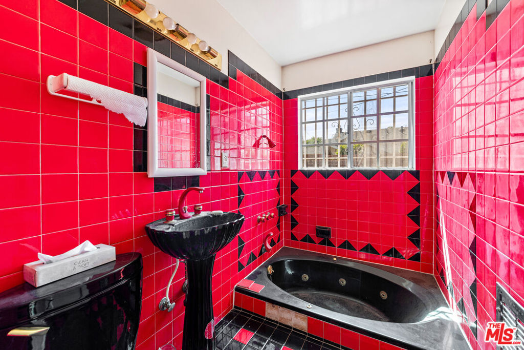 711 N Priscilla Lane