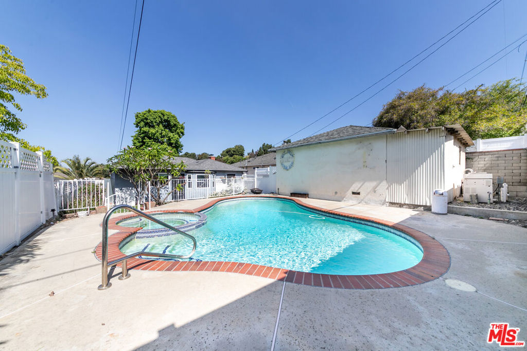 3142 N Naomi Street