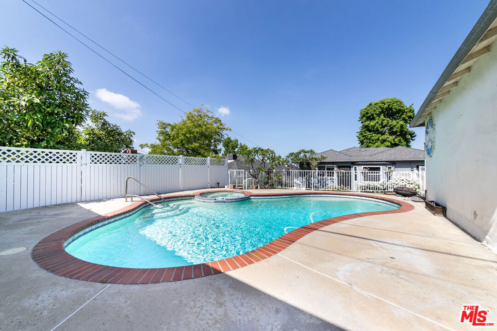 3142 N Naomi Street