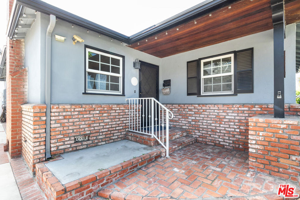 3142 N Naomi Street