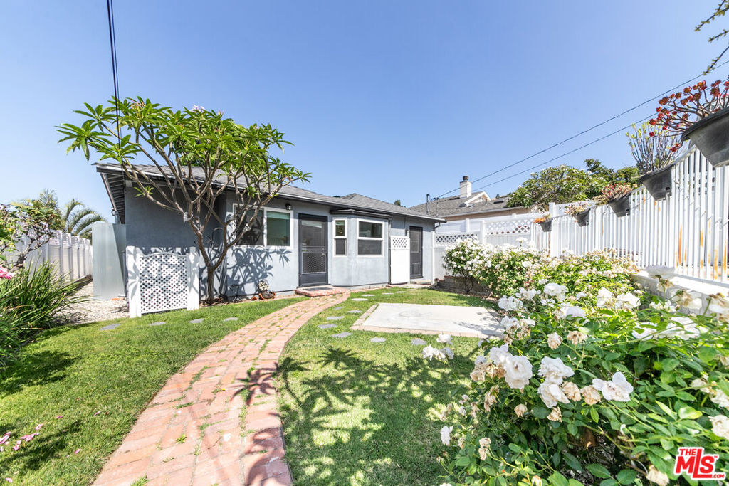 3142 N Naomi Street