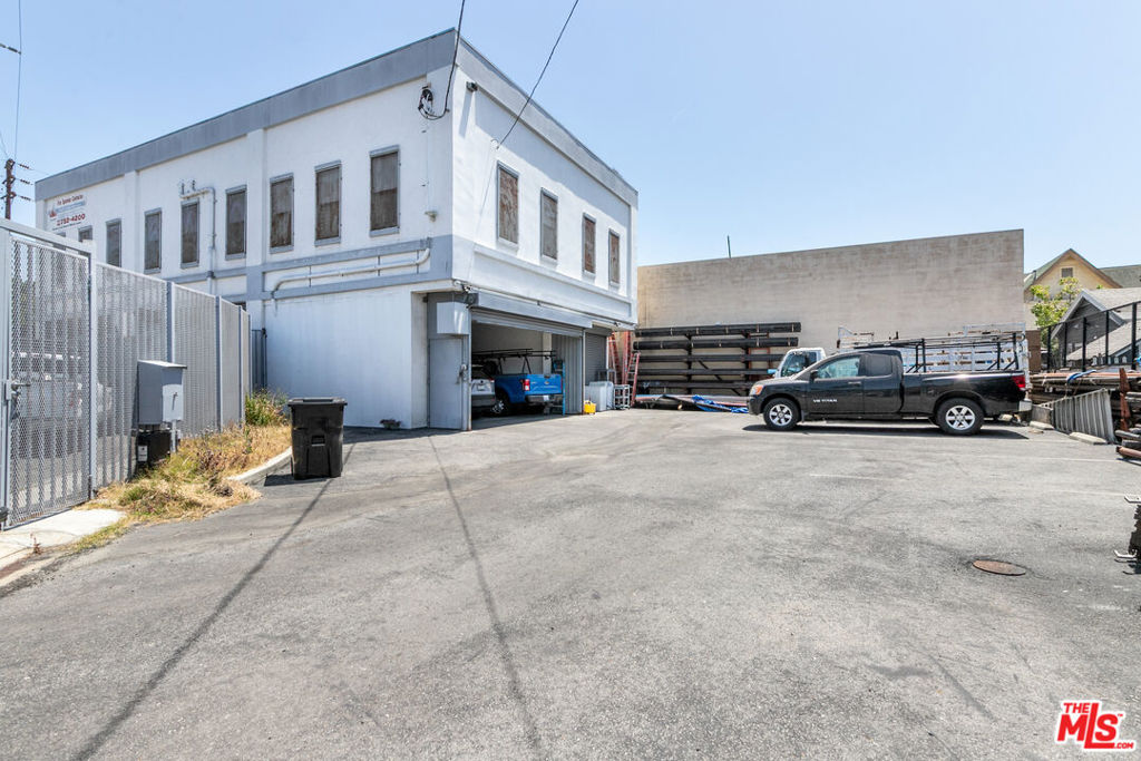 2207 S Vermont Avenue