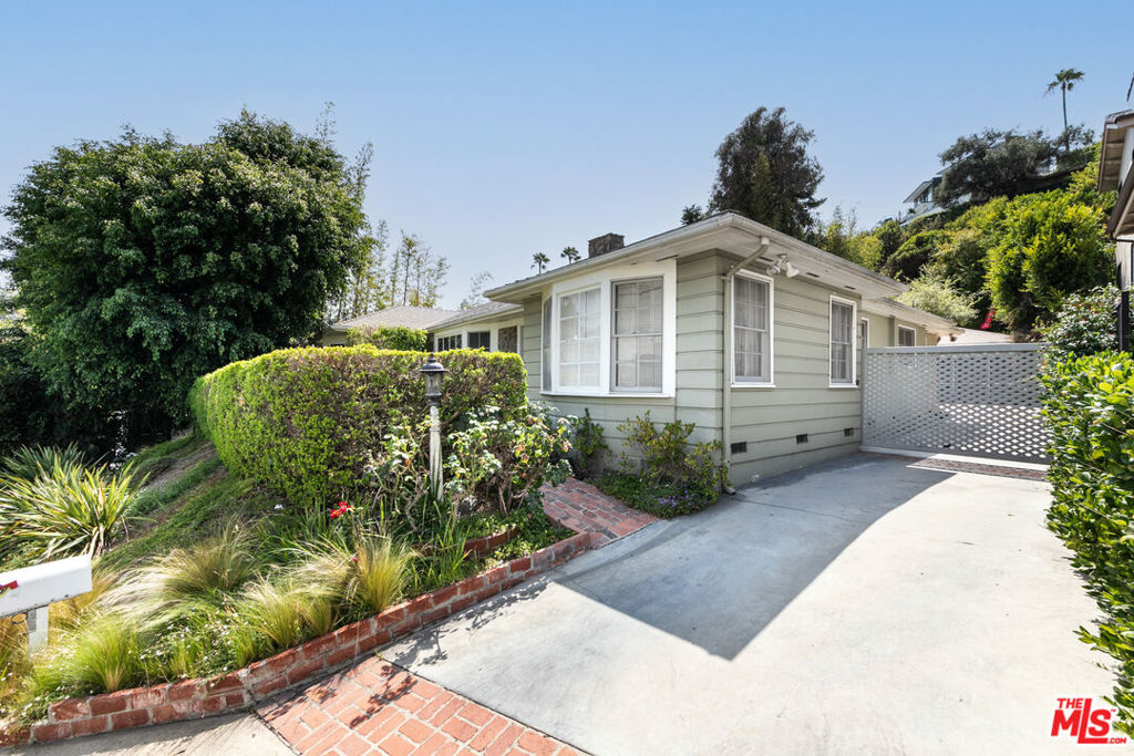 1545 N Doheny Drive