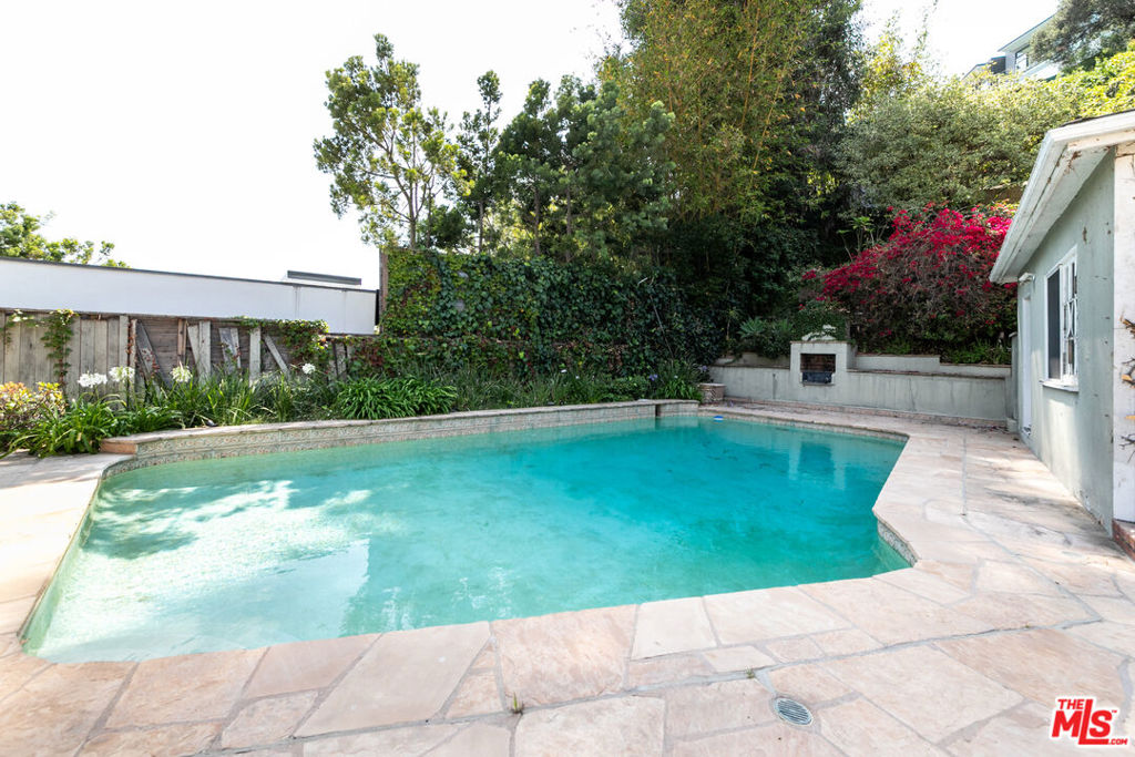1545 N Doheny Drive